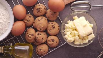 horneando galletas con ingrediente en negro antecedentes video