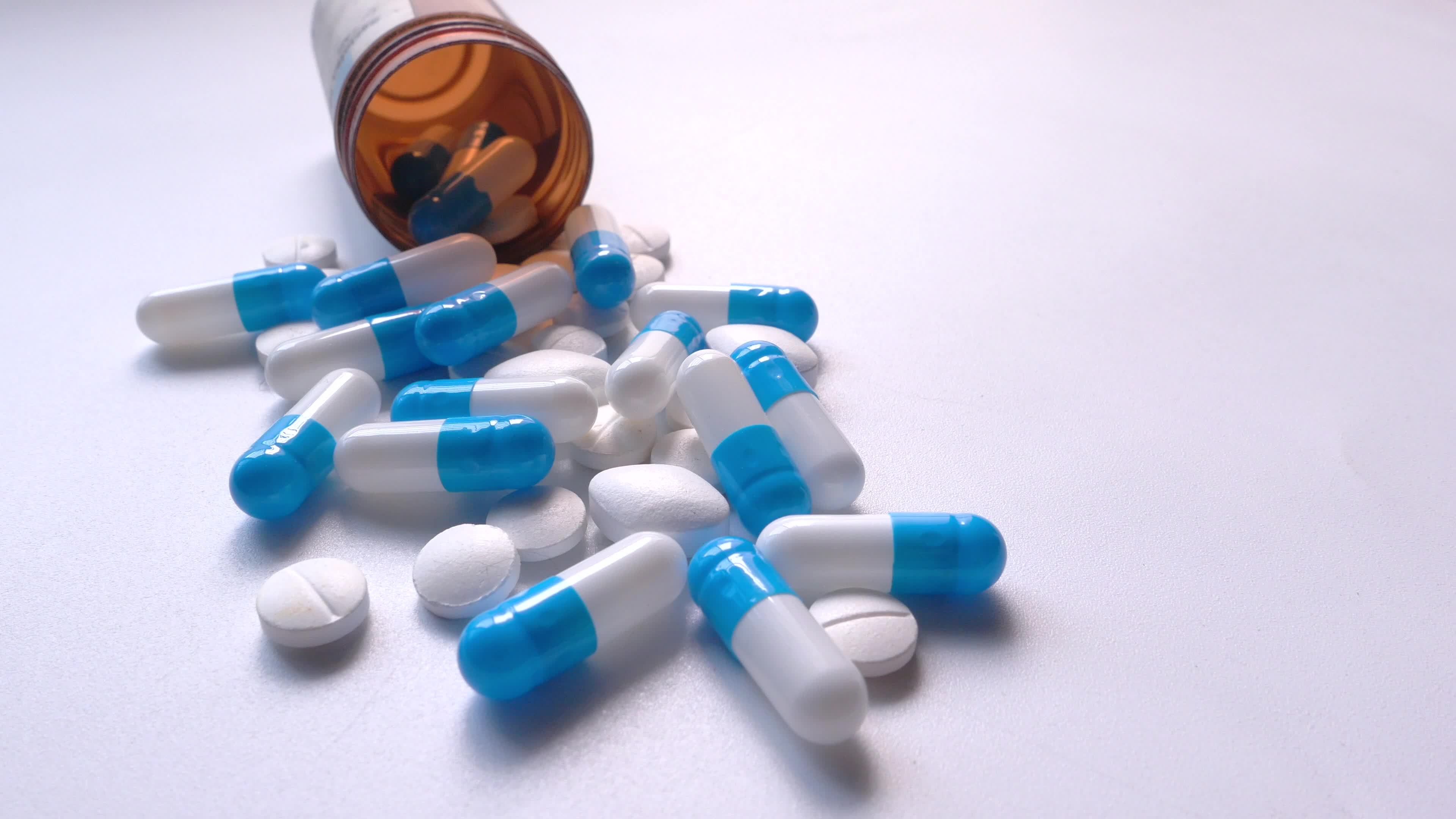 Close up of pouring pills in a pill box . 21008782 Stock Video at Vecteezy