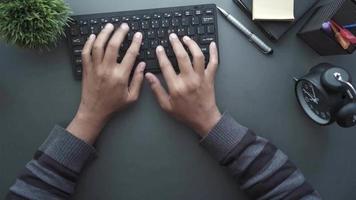 Cerca de la mano del hombre escribiendo en el teclado video