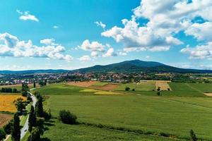 paisaje de montaña sleza. vista aérea de montañas con bosque. foto