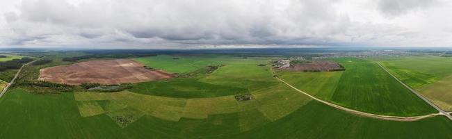 cielo con nubes de tormenta lluviosas sobre campo agrícola verde foto