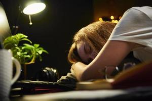 cansado mujer trabajos tarde a hogar lugar de trabajo foto