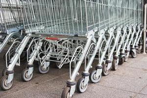 fila de vacío compras carro cerca un comercio, cerca arriba foto