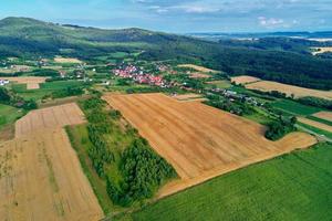 vista aérea de campos agrícolas y verdes en el campo foto