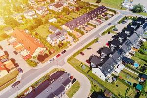 vista aérea del distrito residencial moderno en la ciudad de europa foto