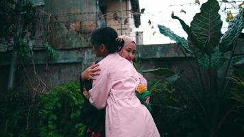 une groupe de musulman femmes étreindre chaque autre avec désagréable visages dans une parc video