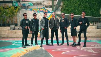 un grupo de asiático hombres en Gafas de sol caminando juntos en el medio de un baloncesto Corte video