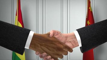 Senegal und China Beamte Geschäft treffen. Diplomatie Deal Animation. Partner Handschlag 4k video