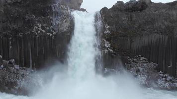 antenne visie van aldeyjarfoss waterval in IJsland. video