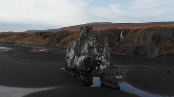 aéreo Visão do Hvitserkur Rocha dentro Islândia video