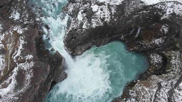 antenne visie van aldeyjarfoss waterval in IJsland. video