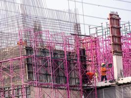 el andamio rosa en el edificio en construcción foto