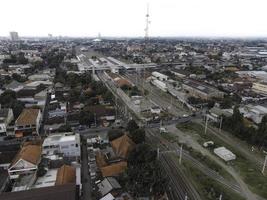 vista aérea del tren de pasajeros que pasa por un riel cerca de la estación solo balapan en surakarta indonesia foto