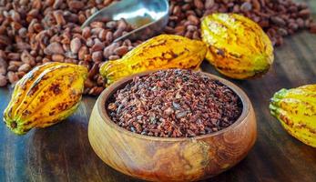 Los nibs de cacao son granos de cacao que se han molido en frío o se han molido a bajas temperaturas para formar pequeños granos de cacao orgánicos amargos. foto