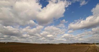 blauw lucht achtergrond met groot wit gestreept wolken in veld. video