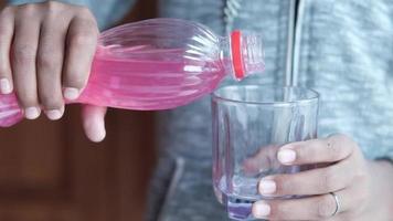 ralenti de verser des boissons non alcoolisées dans un verre video