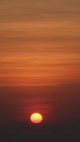 timelapse do nascer do sol dramático com céu laranja em um dia ensolarado. video