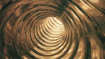 fliegend durch ein leeren glänzend metallisch Tunnel von golden Ringe endlos rotierend. voll hd und Schleifen Gold farbig Bewegung Hintergrund Animation. video