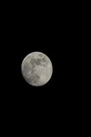 luna en el cielo nocturno foto