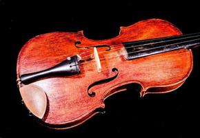 violín en oscuro antecedentes foto