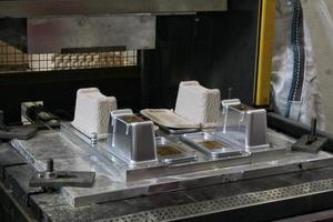 equipos de maquinaria para la fabricación de envases a partir de papel reciclado de cartón de pulpa. línea transportadora en la moderna fábrica de cajas de cartón de producción. concepto de reutilización de materiales foto