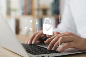 la seguridad cibernética intimidad de datos proteccion, empresario utilizando ordenador portátil seguro cifrado tecnología, seguridad Internet acceso, seguridad cifrado de usuario privado datos, negocio confidencialidad foto