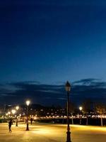 tranquilo y contemplativo noche en un pasarela en el público parque foto