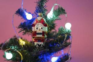 Navidad árbol juguete cascanueces en un rama de un Navidad árbol foto