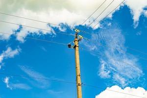 Poste eléctrico de potencia con cable de línea sobre fondo de color cerrar foto