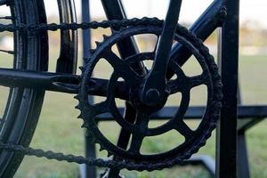 bicicleta rueda de espigas es un parte en el transmisión sistema. conformado me gusta un engranaje, circular, departamento, con un agujero en el medio, el borde es serrado. entonces ese el cadena lata Vamos abajo a el ranura de el rueda de espigas. foto