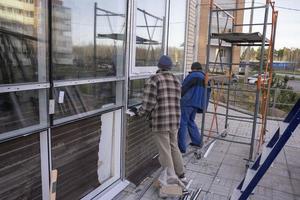 reemplazo de con doble acristalamiento ventanas en tienda ventanas, reconstrucción de el supermercado fachada, reparar de ventanas foto