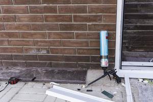 Mounting gun and cylinder with mounting foam, Replacement of double-glazed windows photo