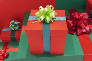 un hermosa rojo caja con un regalo para Navidad foto
