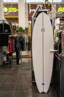 Santo petersburgo, Rusia - noviembre 19, 2021 tienda de venta tabla de surf, turista ropa de playa foto