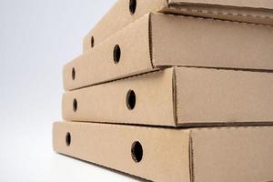 apilar plano marrón cartulina Pizza cajas en un blanco antecedentes foto