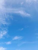 hermosas nubes blancas sobre fondo de cielo azul profundo. grandes nubes esponjosas suaves y brillantes cubren todo el cielo azul. foto