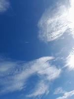 hermosas nubes blancas sobre fondo de cielo azul profundo. grandes nubes esponjosas suaves y brillantes cubren todo el cielo azul. foto