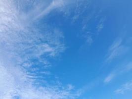 hermosas nubes blancas sobre fondo de cielo azul profundo. grandes nubes esponjosas suaves y brillantes cubren todo el cielo azul. foto