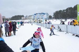 anual todo ruso Deportes evento acción esquí pista de Rusia. deportivo estilo de vida para adultos, niños, familia fiesta en a campo traviesa esquiar - masa carrera en un Nevado pista. Rusia, Kaluga - marzo 4, 2023 foto