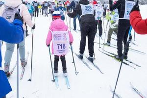 anual todo ruso Deportes evento acción esquí pista de Rusia. deportivo estilo de vida para adultos, niños, familia fiesta en a campo traviesa esquiar - masa carrera en un Nevado pista. Rusia, Kaluga - marzo 4, 2023 foto