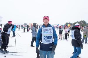 anual todo ruso Deportes evento acción esquí pista de Rusia. deportivo estilo de vida para adultos, niños, familia fiesta en a campo traviesa esquiar - masa carrera en un Nevado pista. Rusia, Kaluga - marzo 4, 2023 foto