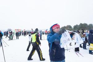 anual todo ruso Deportes evento acción esquí pista de Rusia. deportivo estilo de vida para adultos, niños, familia fiesta en a campo traviesa esquiar - masa carrera en un Nevado pista. Rusia, Kaluga - marzo 4, 2023 foto