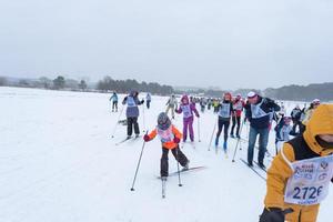 anual todo ruso Deportes evento acción esquí pista de Rusia. deportivo estilo de vida para adultos, niños, familia fiesta en a campo traviesa esquiar - masa carrera en un Nevado pista. Rusia, Kaluga - marzo 4, 2023 foto