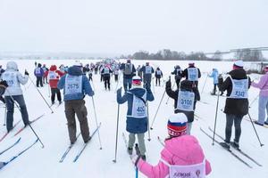 anual todo ruso Deportes evento acción esquí pista de Rusia. deportivo estilo de vida para adultos, niños, familia fiesta en a campo traviesa esquiar - masa carrera en un Nevado pista. Rusia, Kaluga - marzo 4, 2023 foto