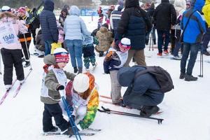 anual todo ruso Deportes evento acción esquí pista de Rusia. deportivo estilo de vida para adultos, niños, familia fiesta en a campo traviesa esquiar - masa carrera en un Nevado pista. Rusia, Kaluga - marzo 4, 2023 foto
