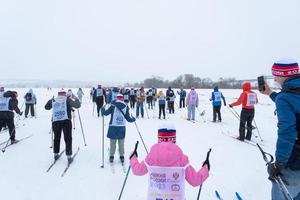 anual todo ruso Deportes evento acción esquí pista de Rusia. deportivo estilo de vida para adultos, niños, familia fiesta en a campo traviesa esquiar - masa carrera en un Nevado pista. Rusia, Kaluga - marzo 4, 2023 foto