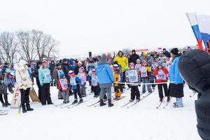 anual todo ruso Deportes evento acción esquí pista de Rusia. deportivo estilo de vida para adultos, niños, familia fiesta en a campo traviesa esquiar - masa carrera en un Nevado pista. Rusia, Kaluga - marzo 4, 2023 foto