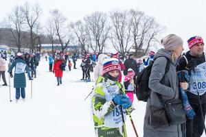 anual todo ruso Deportes evento acción esquí pista de Rusia. deportivo estilo de vida para adultos, niños, familia fiesta en a campo traviesa esquiar - masa carrera en un Nevado pista. Rusia, Kaluga - marzo 4, 2023 foto