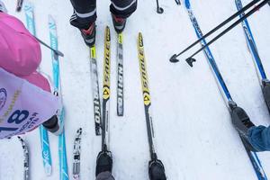 anual todo ruso Deportes evento acción esquí pista de Rusia. deportivo estilo de vida para adultos, niños, familia fiesta en a campo traviesa esquiar - masa carrera en un Nevado pista. Rusia, Kaluga - marzo 4, 2023 foto