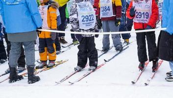 anual todo ruso Deportes evento acción esquí pista de Rusia. deportivo estilo de vida para adultos, niños, familia fiesta en a campo traviesa esquiar - masa carrera en un Nevado pista. Rusia, Kaluga - marzo 4, 2023 foto